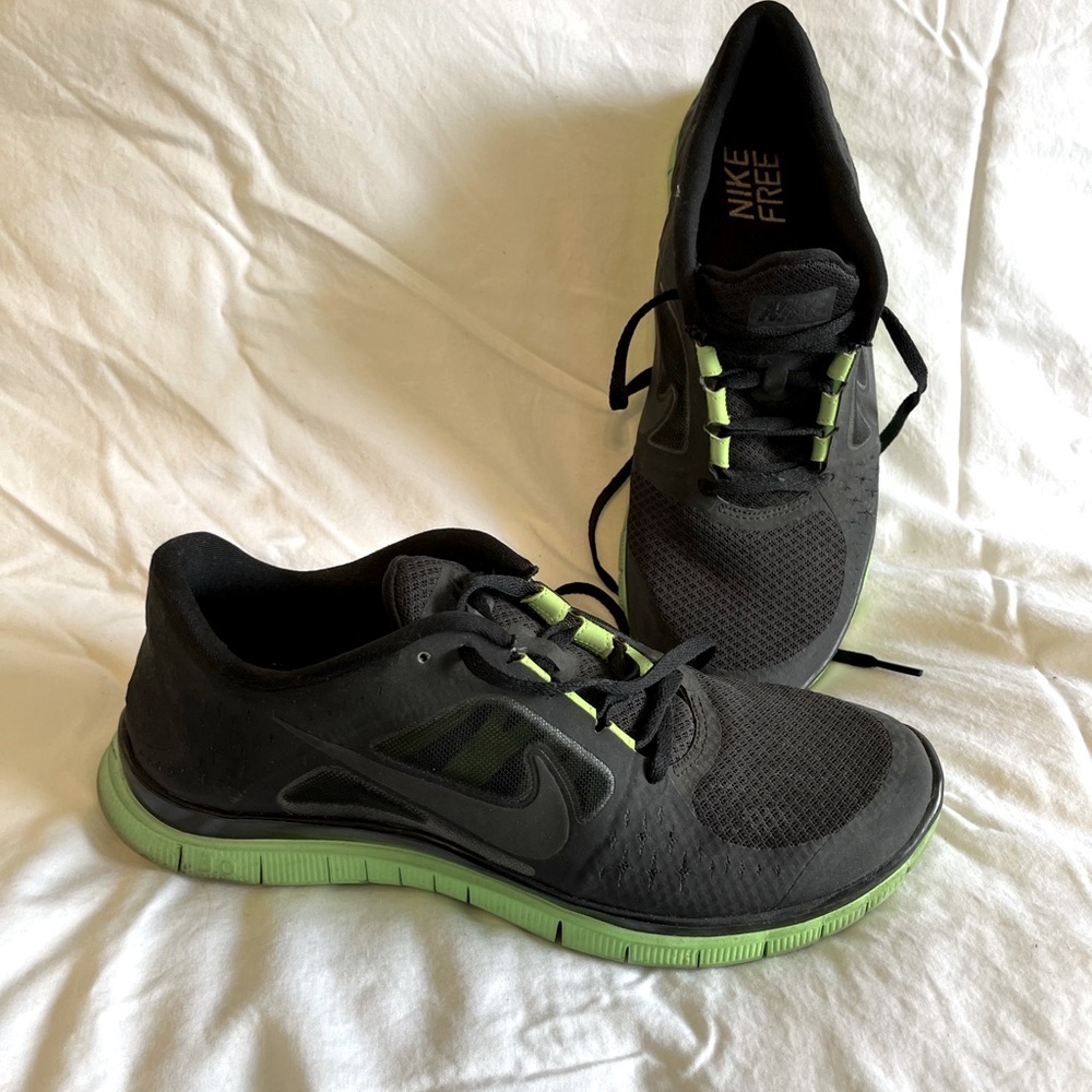 Excellent Condition 🌸 Nike Free Size 10 in Black and Green.
